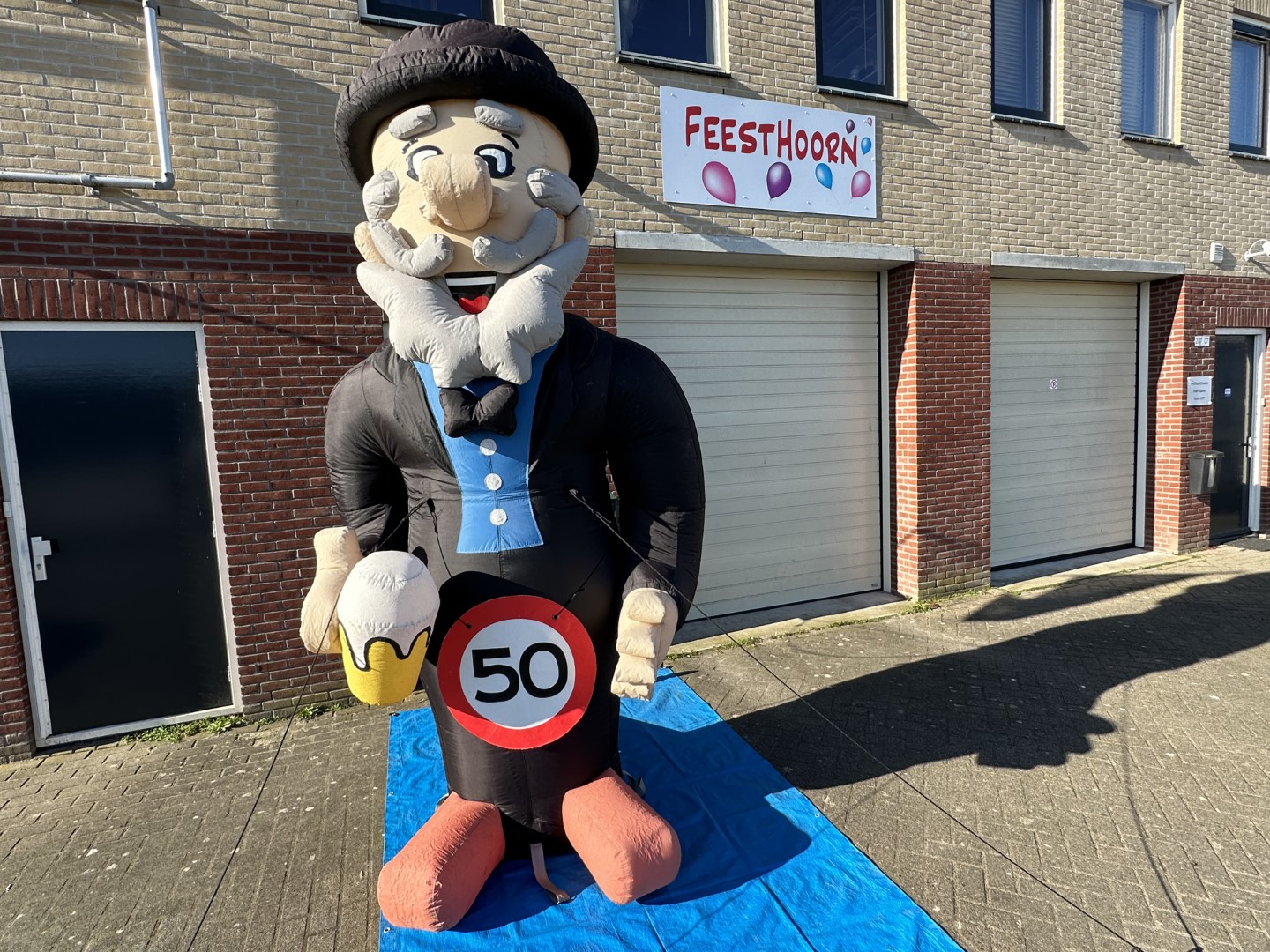 De Abraham Cartoon L met een bierpul in de hand. Heeft een hoogte van 3.2 meter. standaard geleverd met leeftijdbanner 50. Er is ook keuze uit 16, 18, 21, 25, 30, 35, 40, 60, 65, Pensioen!!, 67, 70 en 80 jaar.