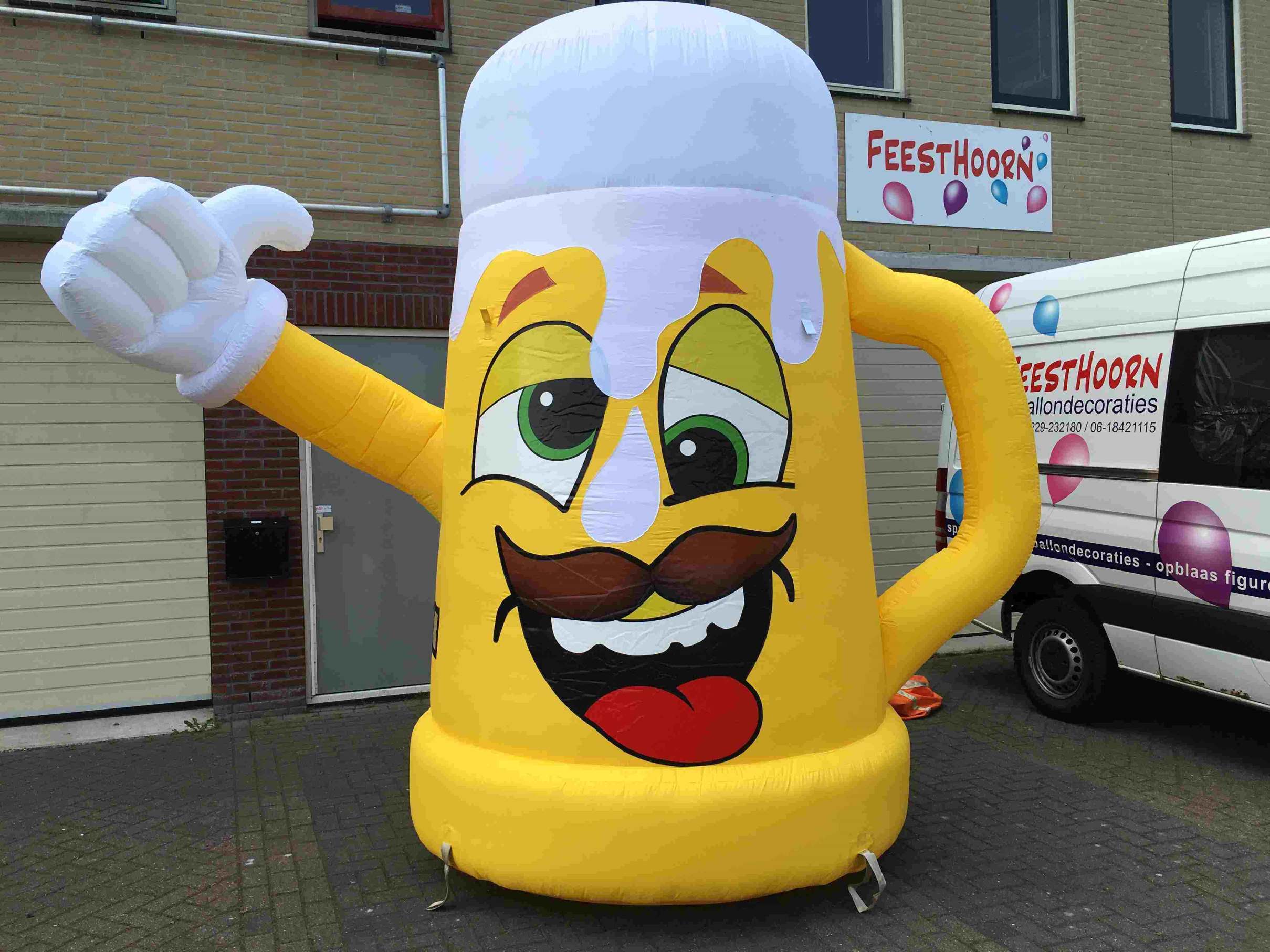 Opblaasbare Bierpul met gezicht en opstekende duim. met een hoogte van 3.5 meter. Eventueel geleverd met verkeersbordbanner Er is keuze uit 16, 18, 21, 25, 30, 35, 40, 50, 60, 65, Pensioen!!, 67, 70 en 80 jaar.