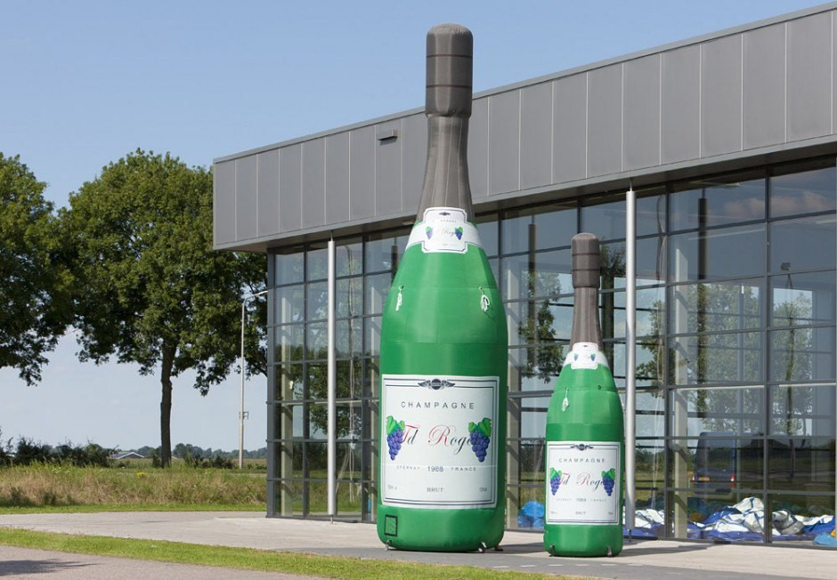 De Champagnefles met een hoogte van maar liefst bijna 8 meter! Kan indien gewenst met een verkeersbord- of huldebanner geleverd worden.