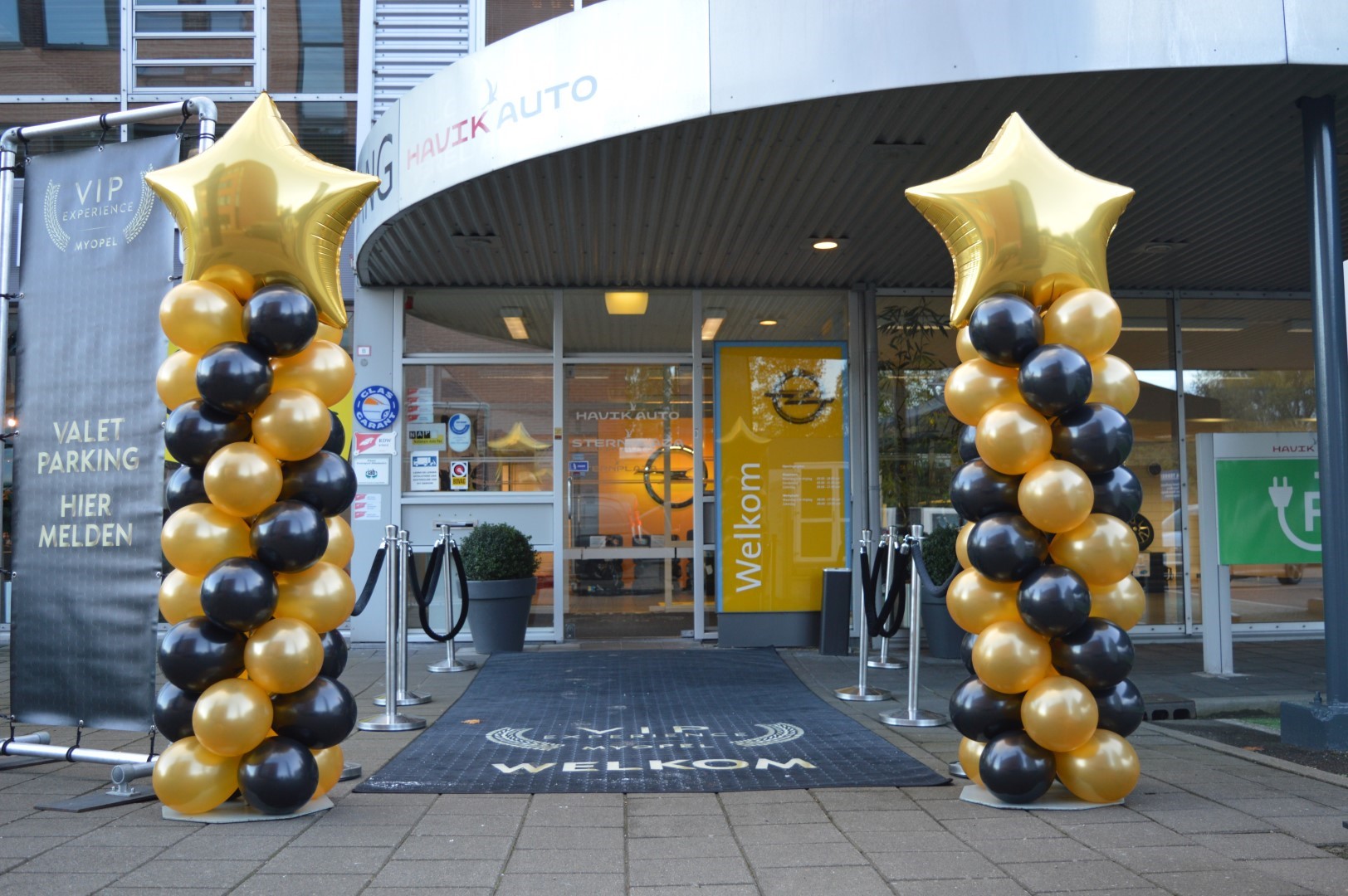Foliester Ballonnenpilaren. Een rechte stam met een foliehart als topballon.