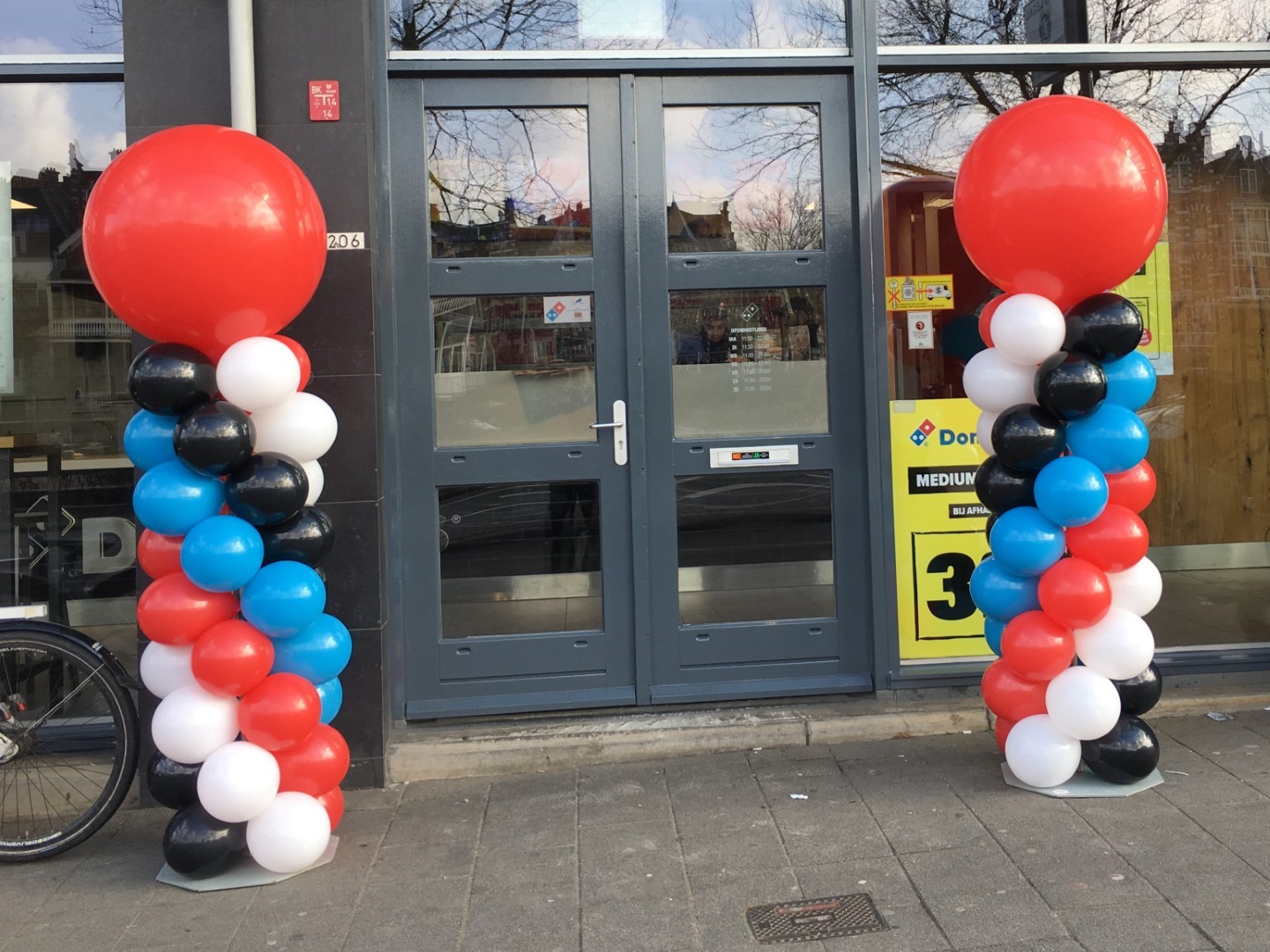 Standaardglans Ballonnenpilaren. Rechte stam met een grote topballon samengesteld met standaardglans ballonnen.