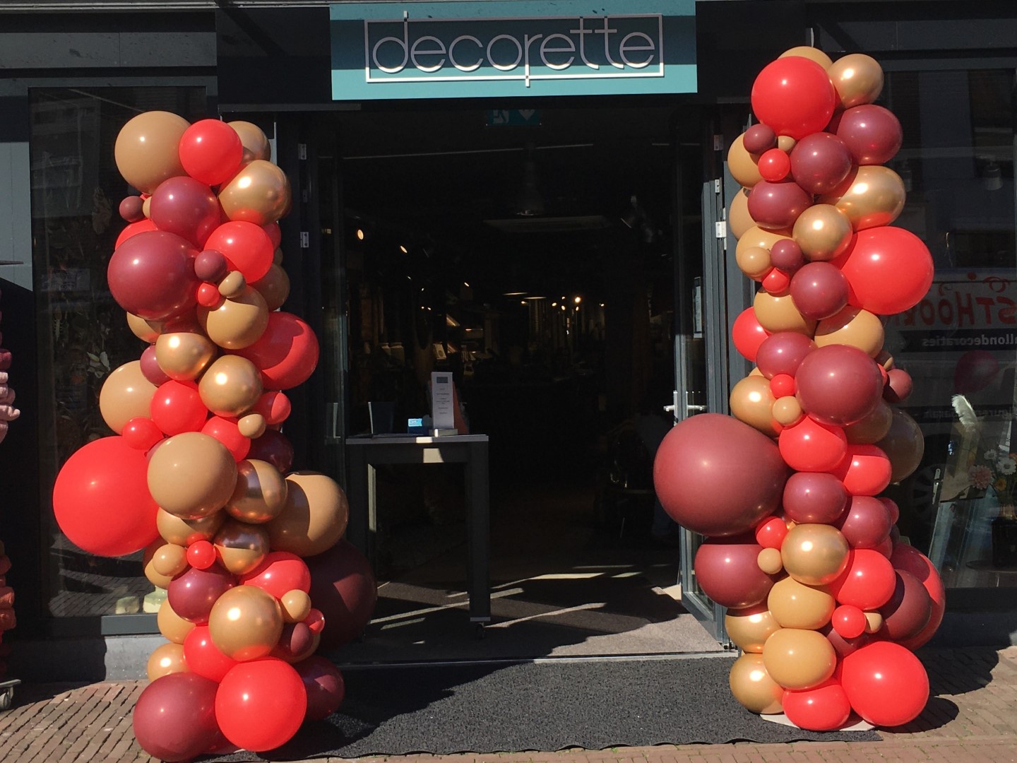 Organische Ballonnenpilaren. Trendy ballonnenpilaren. Met verschillende grootte en kleuren samengesteld naar uw wensen.