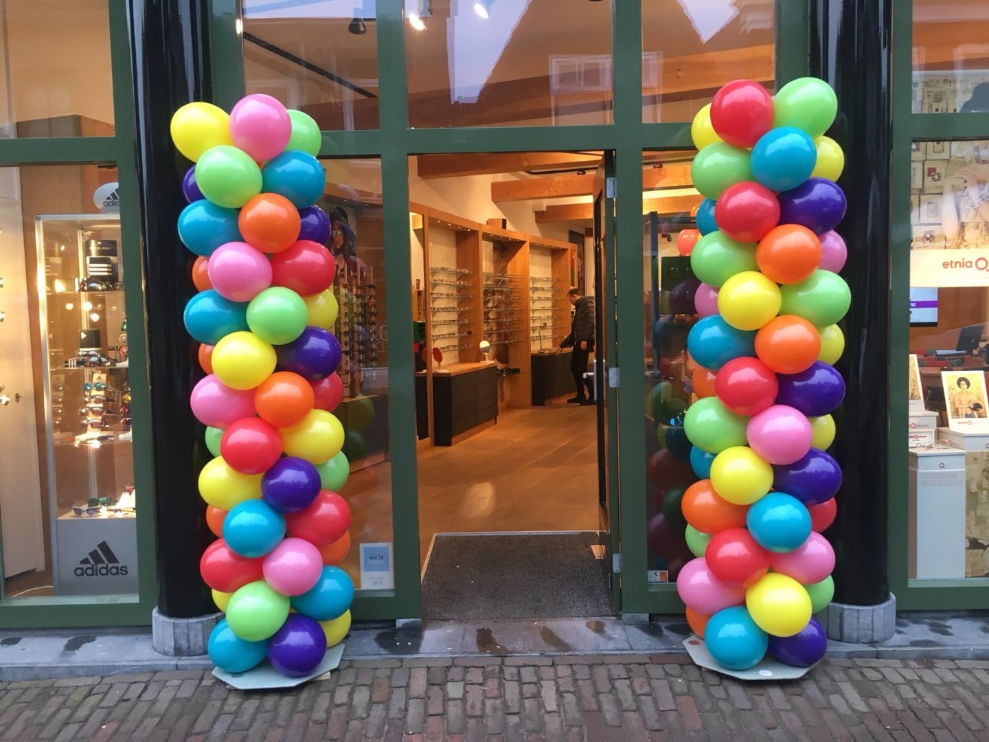 Rechte stam van ballonnen in kleurrijke samenstelling. Kan in overleg aangepast worden