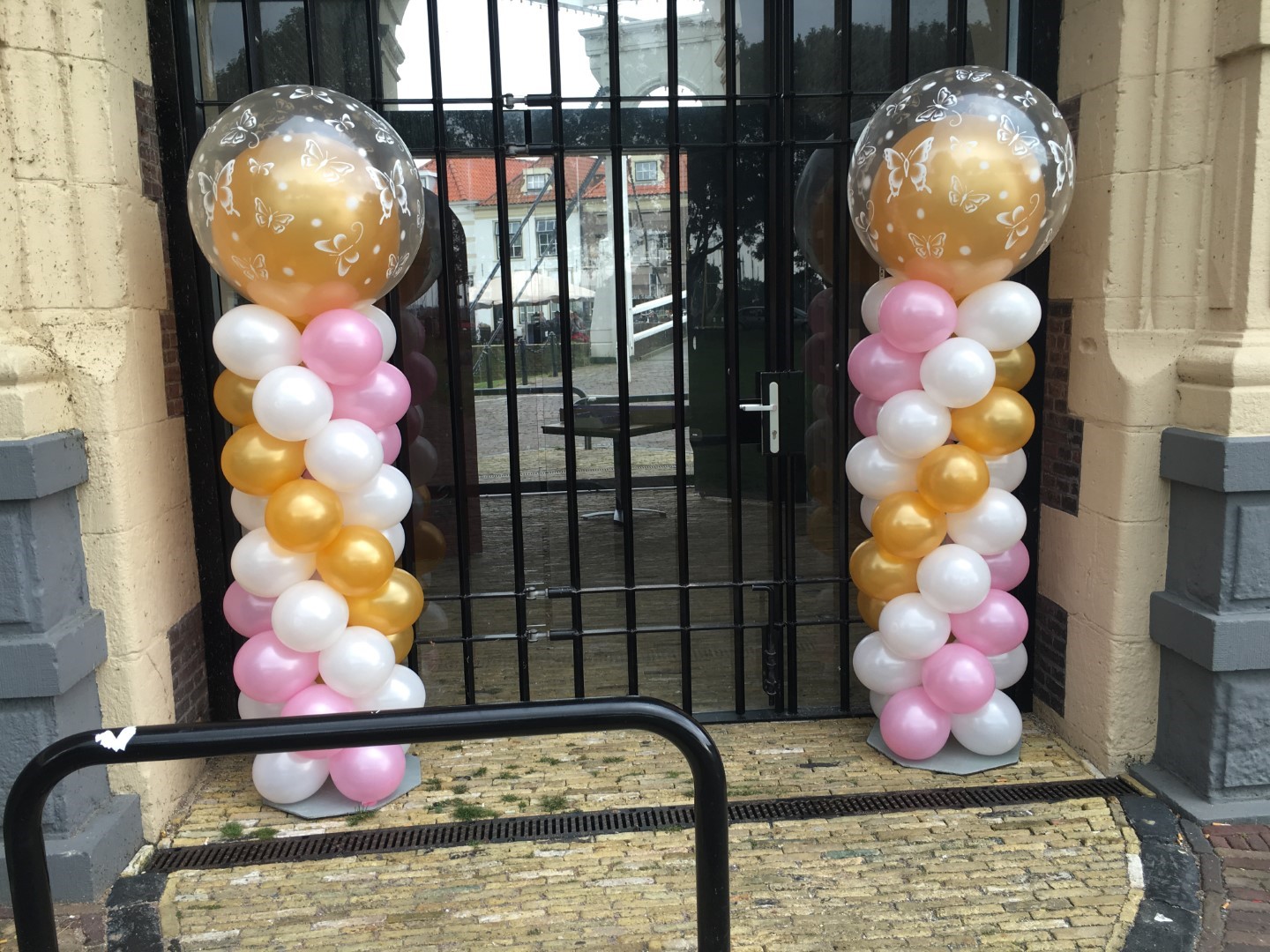 Ballonnenpilaren met een grote transparante bedrukte topballon, gevuld met een andere ballon. Kleursamenstelling in overleg.
