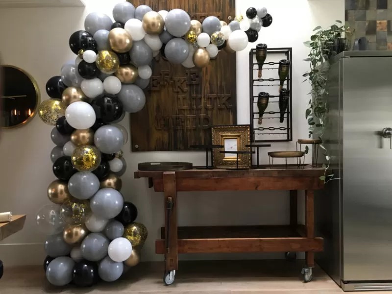 Halve Organische Ballonnenboog, verschillende maten en kleuren ballonnen.