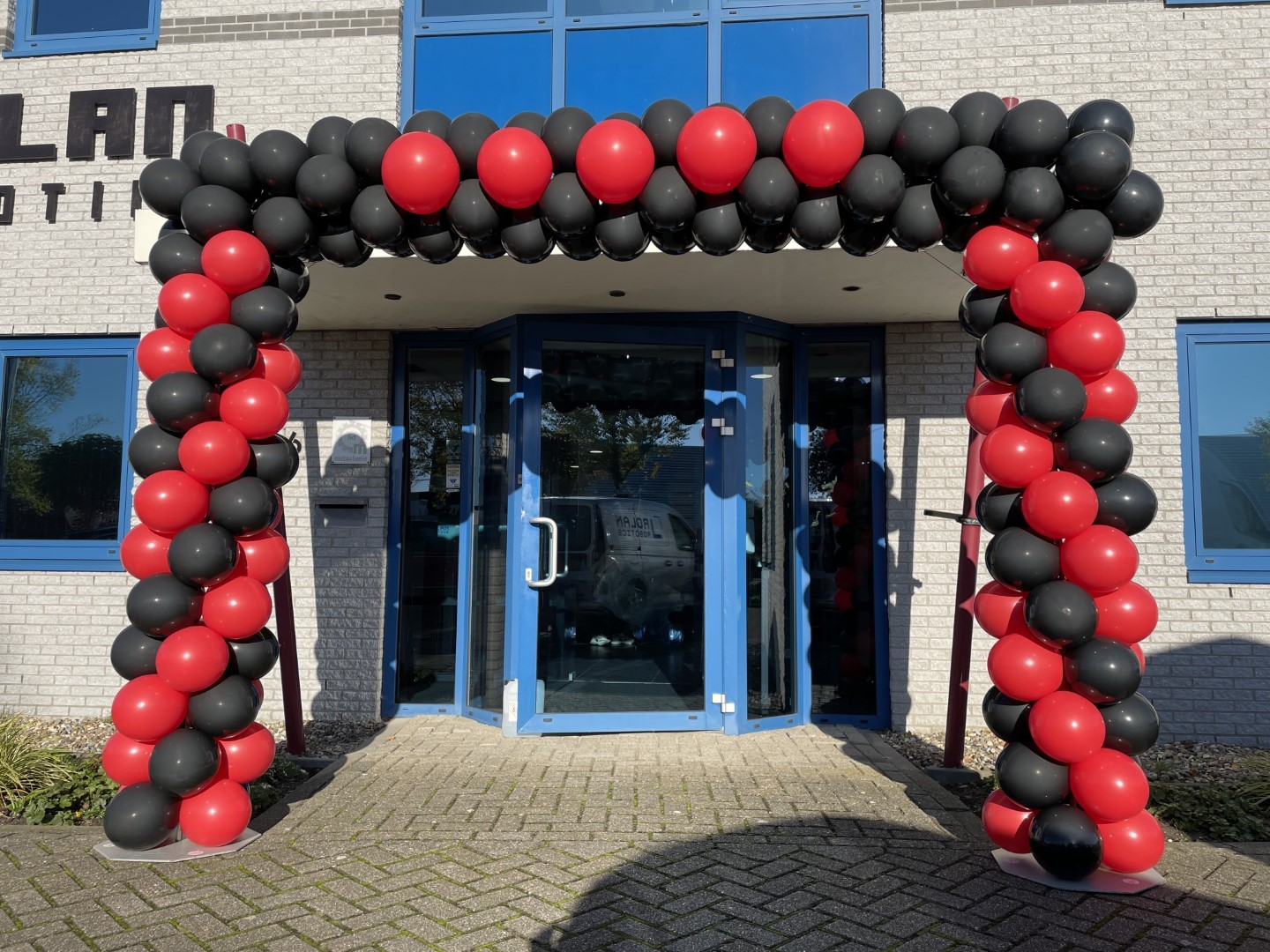 Maatwerk Thema Boog. Ballonnenboog als een Formule 1 start met rode lampen.