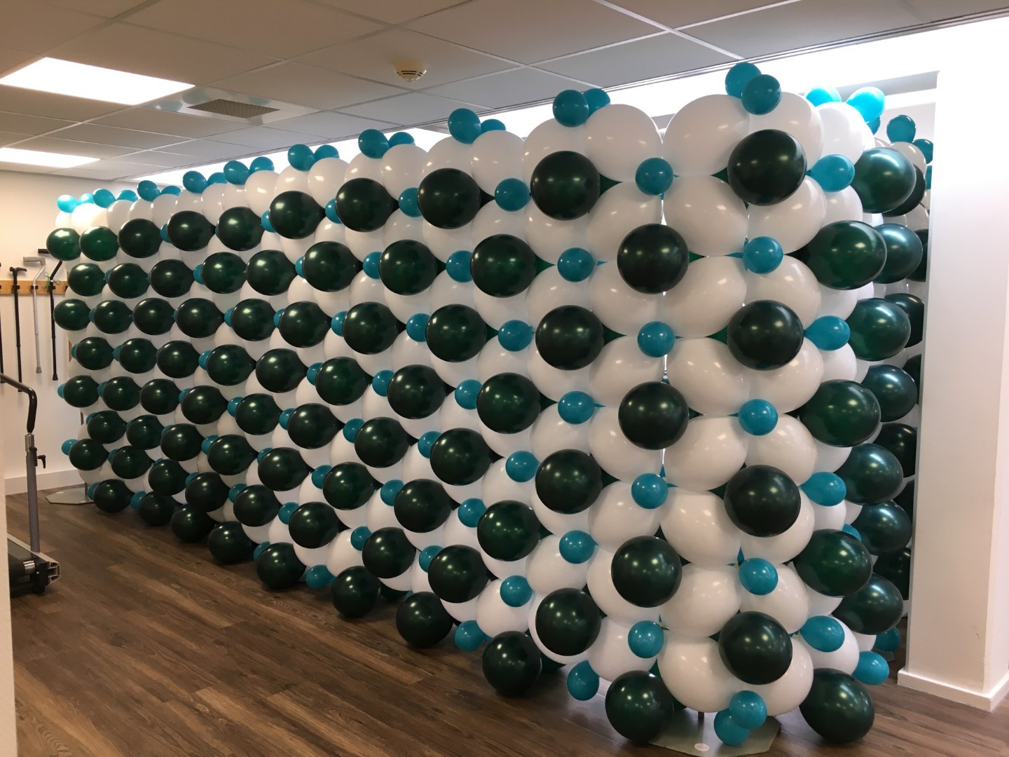 Ballonnenmuur, een luchtgevulde muur van ballonnen geleverd op een verzwaard frame.