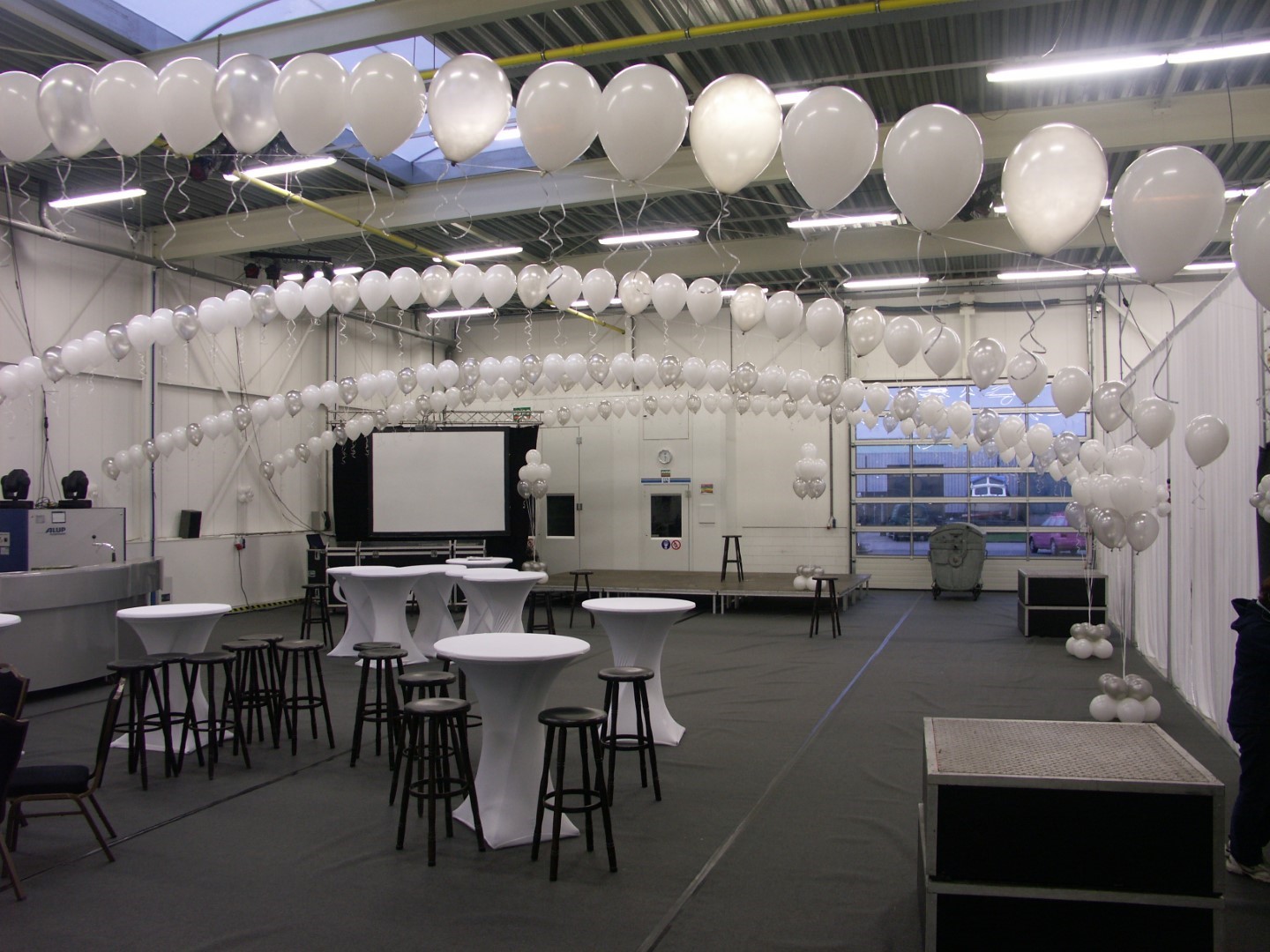 Heliumbogen, heliumballonnen aan nylondraad geknoopt om een heliumboog te vormen. Alleen geschikt om binnen te plaatsen.