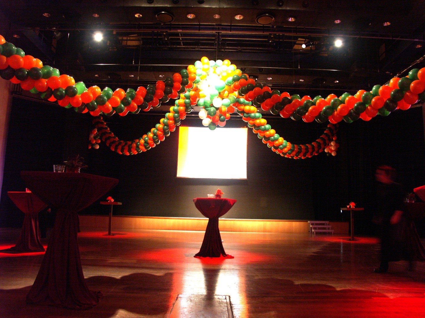 Ballonguirlande, slinger van ballonnen. Ideaal om een grote zaal mee aan te kleden, eventueel met een grote 'druiventros' van ballonnen in het midden.