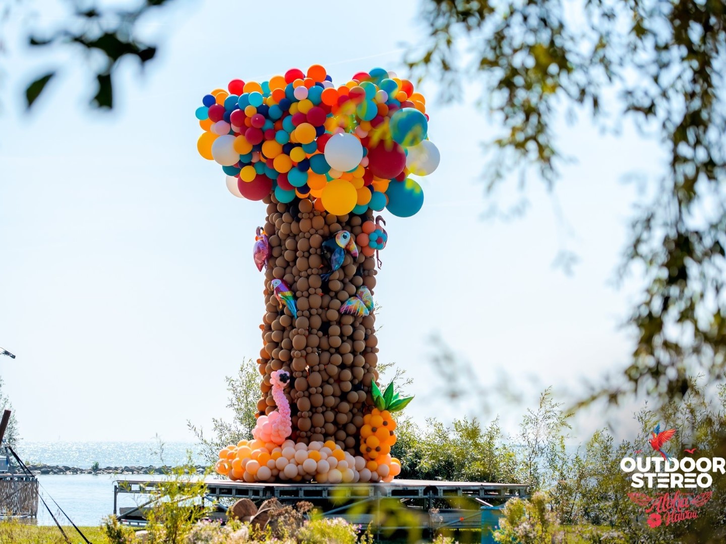 Ballonnenboom. Grote boom van ballonnen in tropische uitvoering