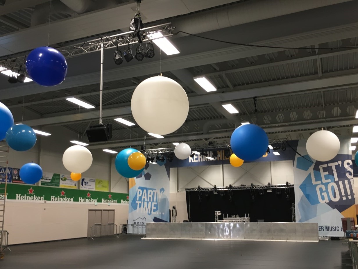 Plafonddecoratie. Verschillende maten extra grote ballonnen met nylondraad aan het plafond gemonteerd. Ideaal om een grote zaal mee aan te kleden.