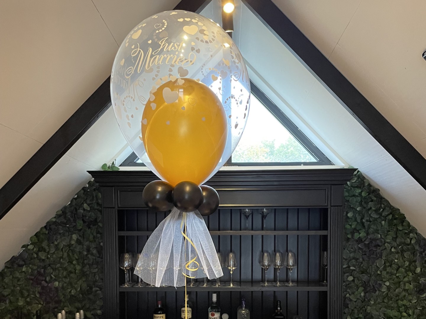 Dubbel Bubbel. Ballon in ballon om in een heliumboeket te verwerken of individueel samen te stellen aan lint en voorzien van een ballongewichtje.