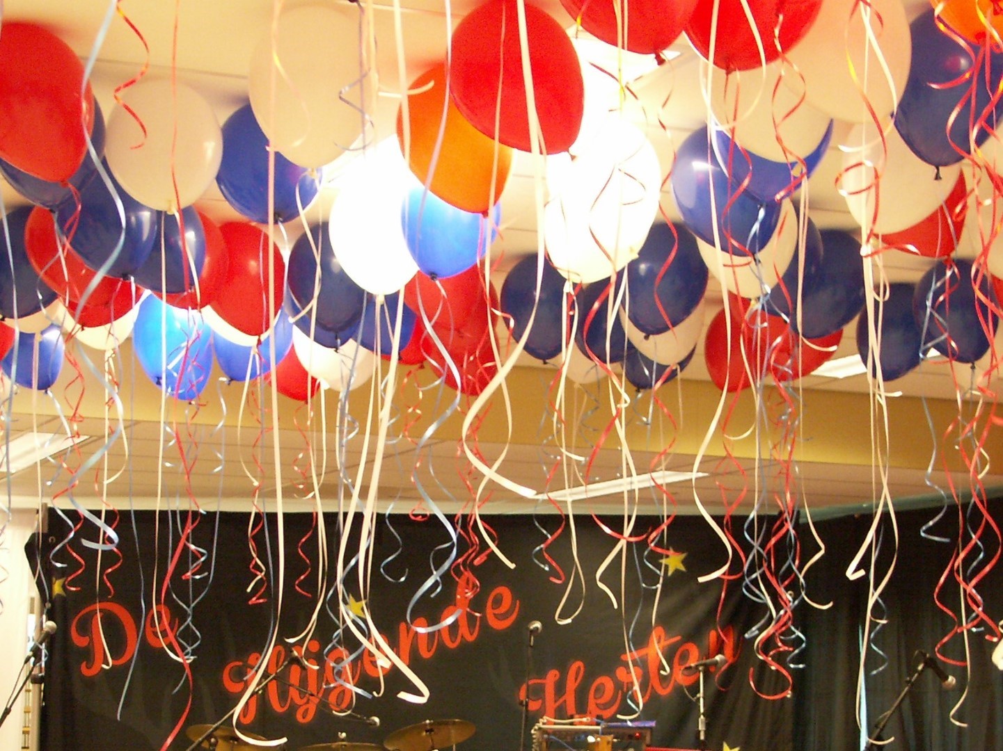 Losse heliumballonnen, voorzien van lint en behandeld voor extra lange zweeftijd.