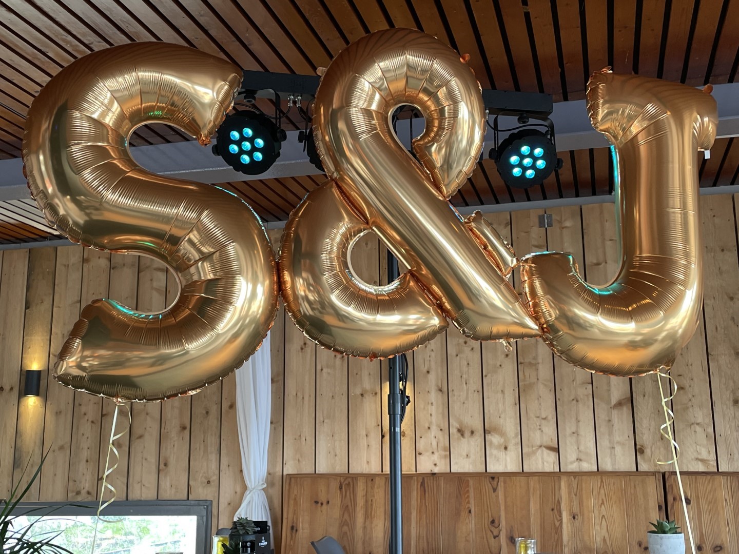 Helium Folieletters. Grote folieletters met helium gevuld aan lint en voorzien van een ballongewichtje. Kleuren op aanvraag.