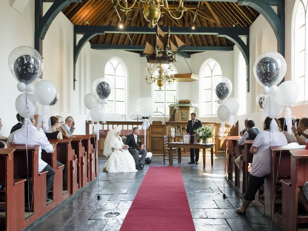 Dubbel bubbel Erehaag. 6 heliumboeketten samengesteld met een dubbel bubbel ballon en 2 standaard latex ballonnen aan lint voorzien van een ballongewichtje om een erehaag mee te vormen.