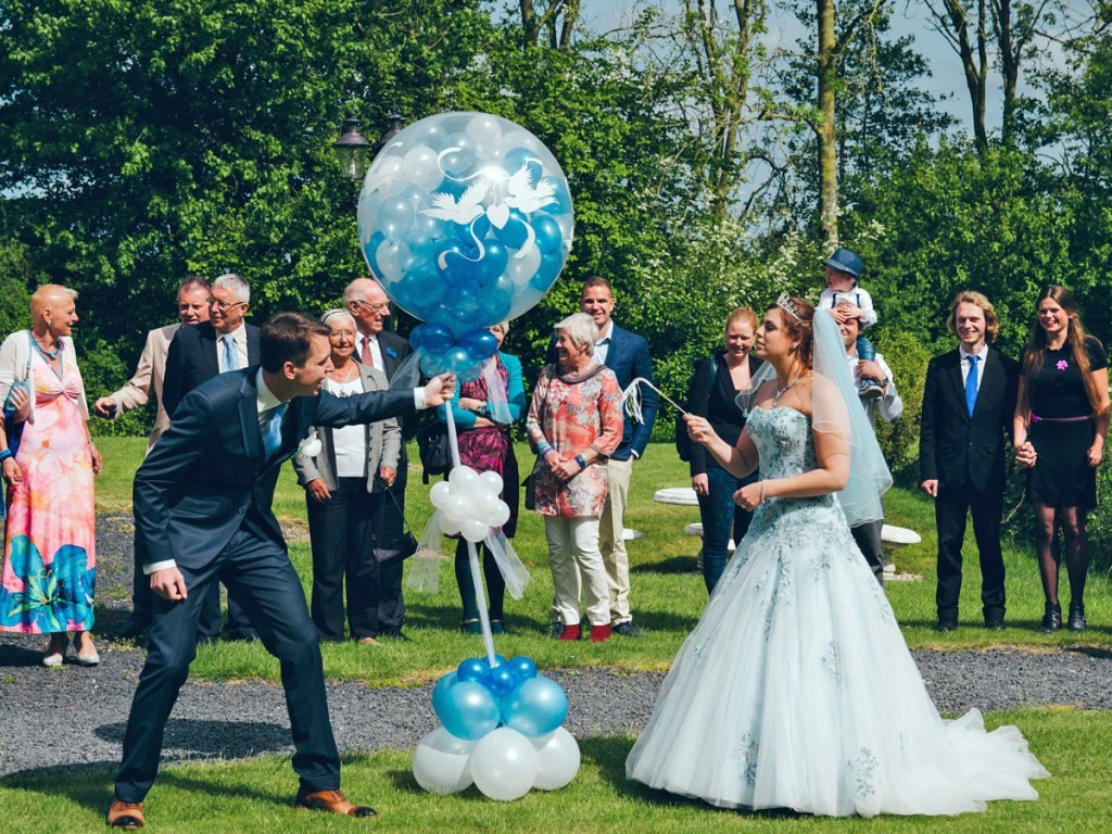 Grote ballon gevuld met kleine heliumballonnetjes.
