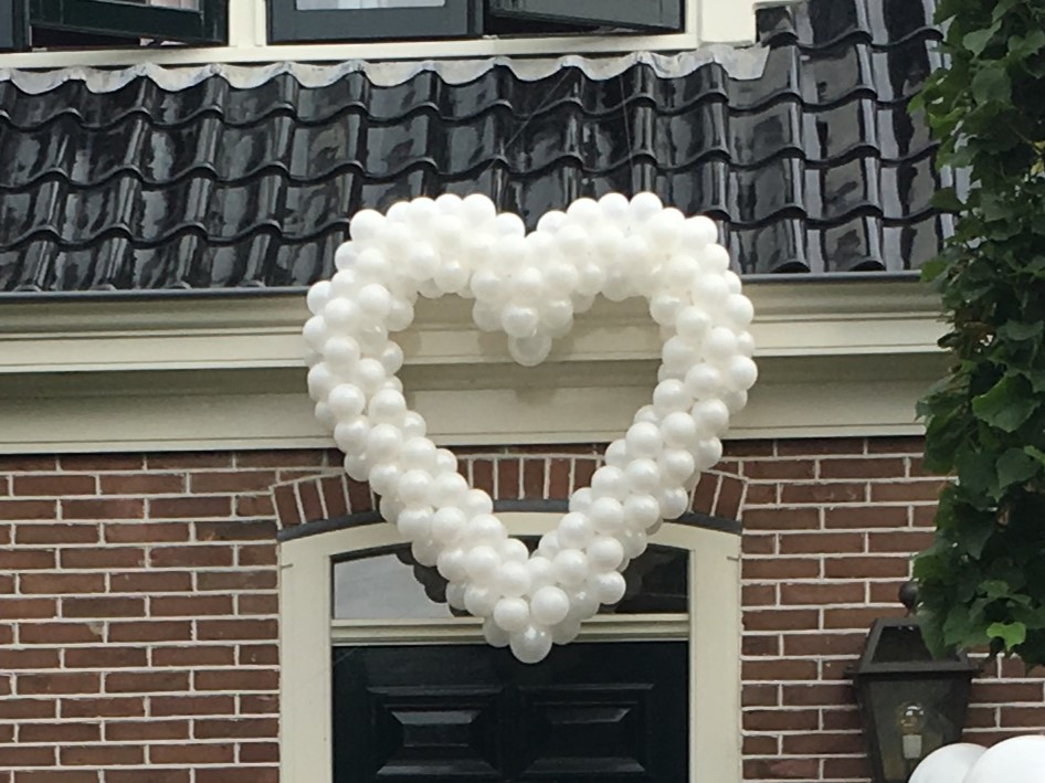 Ballonnenhart. Hart van ballonnen op een frame geleverd om met nylondraad op te hangen. Verkrijgbaar in een grote en kleine versie.