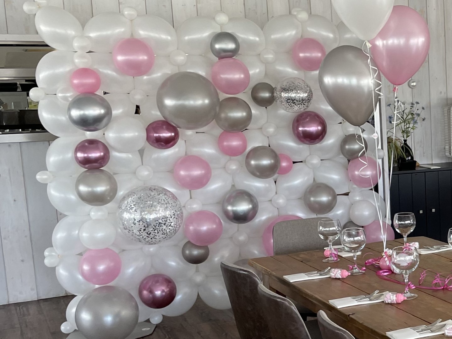 Organische Ballonnenmuur, dichte muur van ballonnen op organische wijze samengesteld.