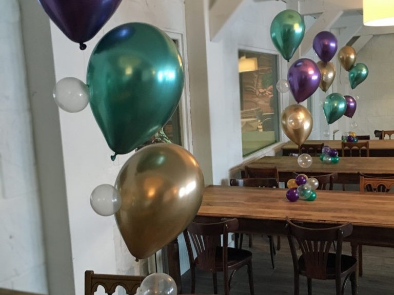 Organische Tafelboeketten met heliumballonnen op organische wijze samengesteld.