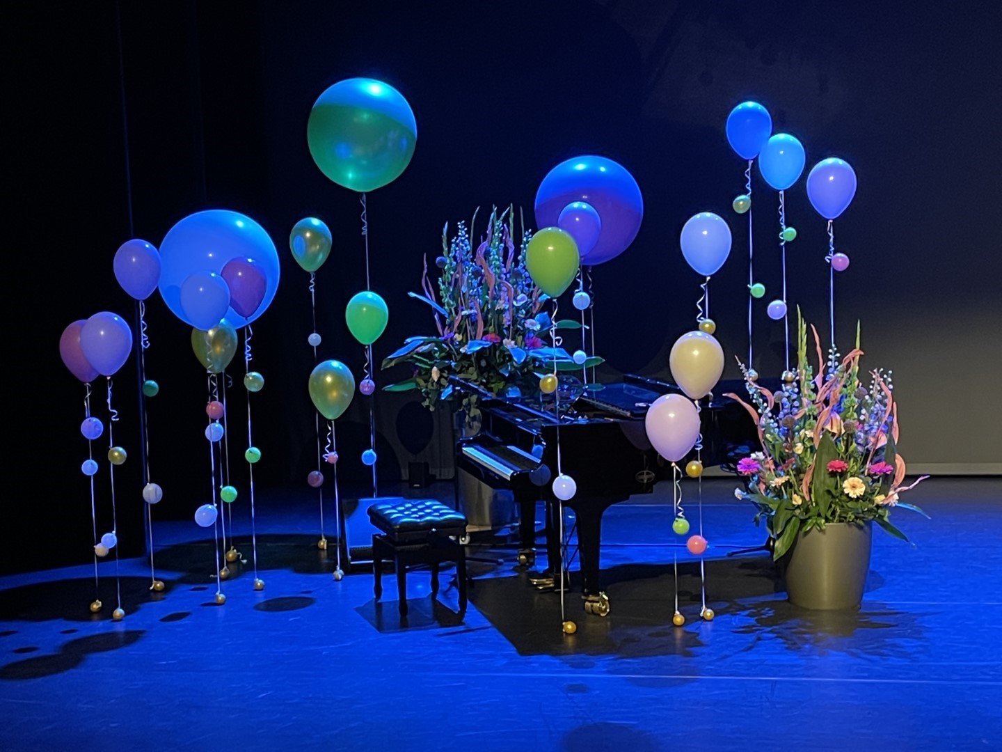 Organische podiumdecoratie met diverse maten ballonnen om een unieke achtergrond te creëren.