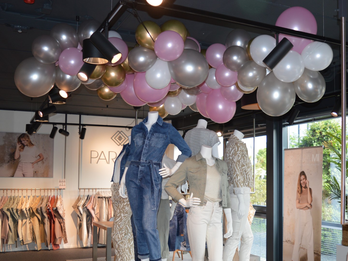 Organische Plafondwolk. Om binnen aan het plafond van uw winkel of bedrijfsruimte te monteren.