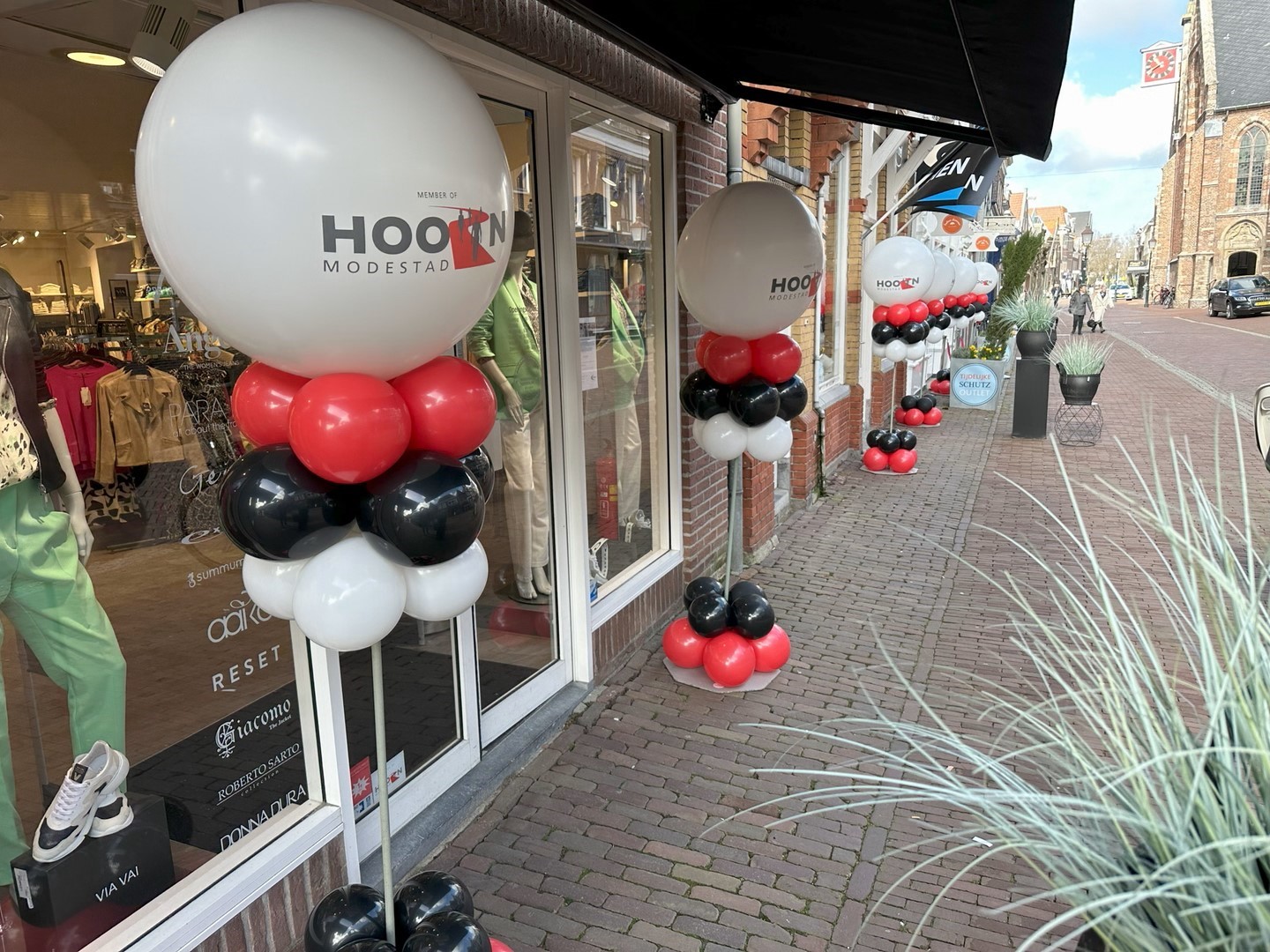 Topballon pilaren. Met een cluster van ballonnen boven en onder voorzien van een grote topballon. Eventuele bedrukkingen van de topballon zijn op verzoek in overleg verkrijgbaar.