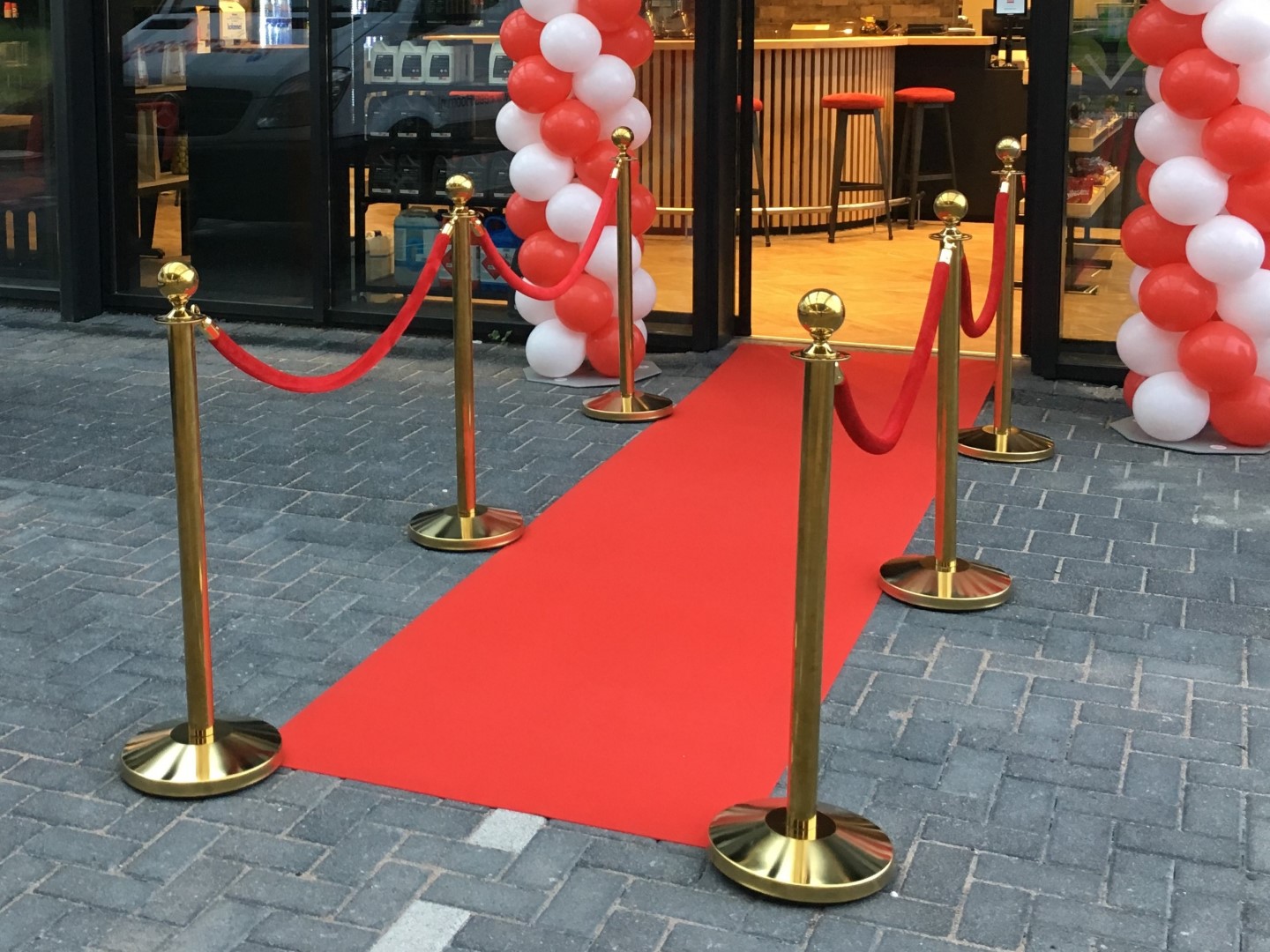 Rode loper van 1 meter breed, alleen verkrijgbaar in combinatie met een ballondecoratie. eventueel ook leverbaar met gouden afzetpaaltjes en rood koord.