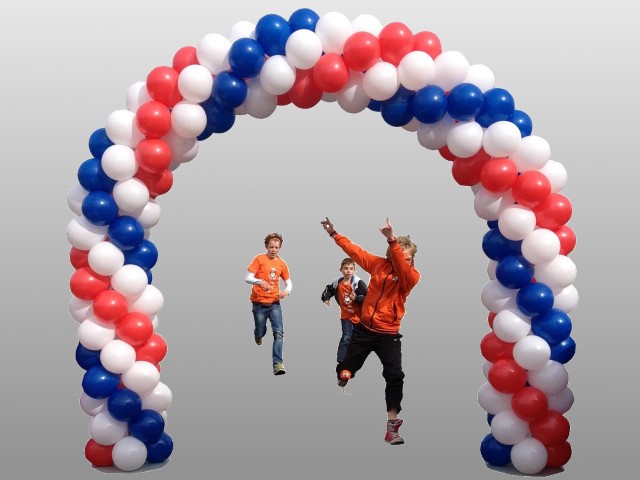 Ballonnenboog met rennende kinderen