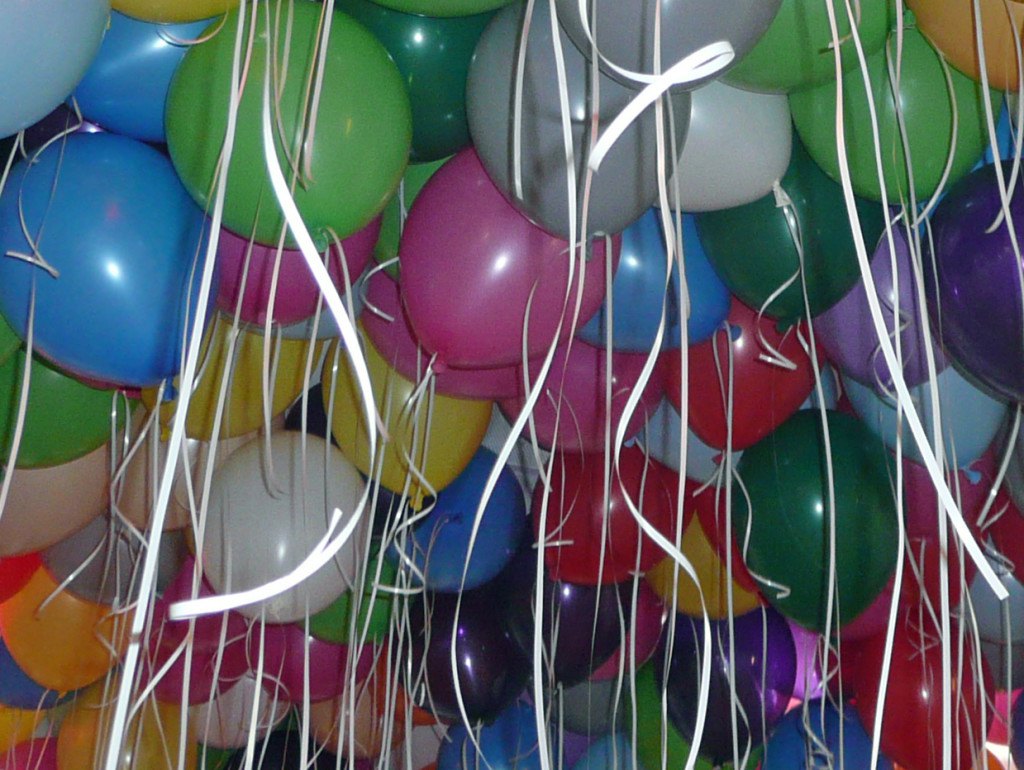 Losse heliumballonnen tegen het plafond