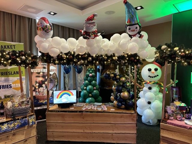 Stand met ballonnensneeuw en divers kerstfiguren aangekleed