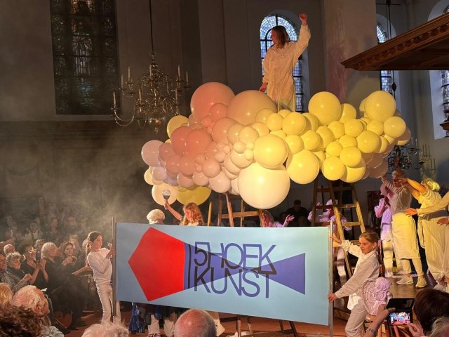 Grote ballonnenwolk tijdens kunst expositie