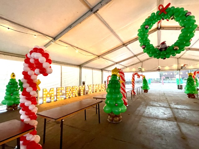 Kerstpakketten drive in aangekleed met ballonnen