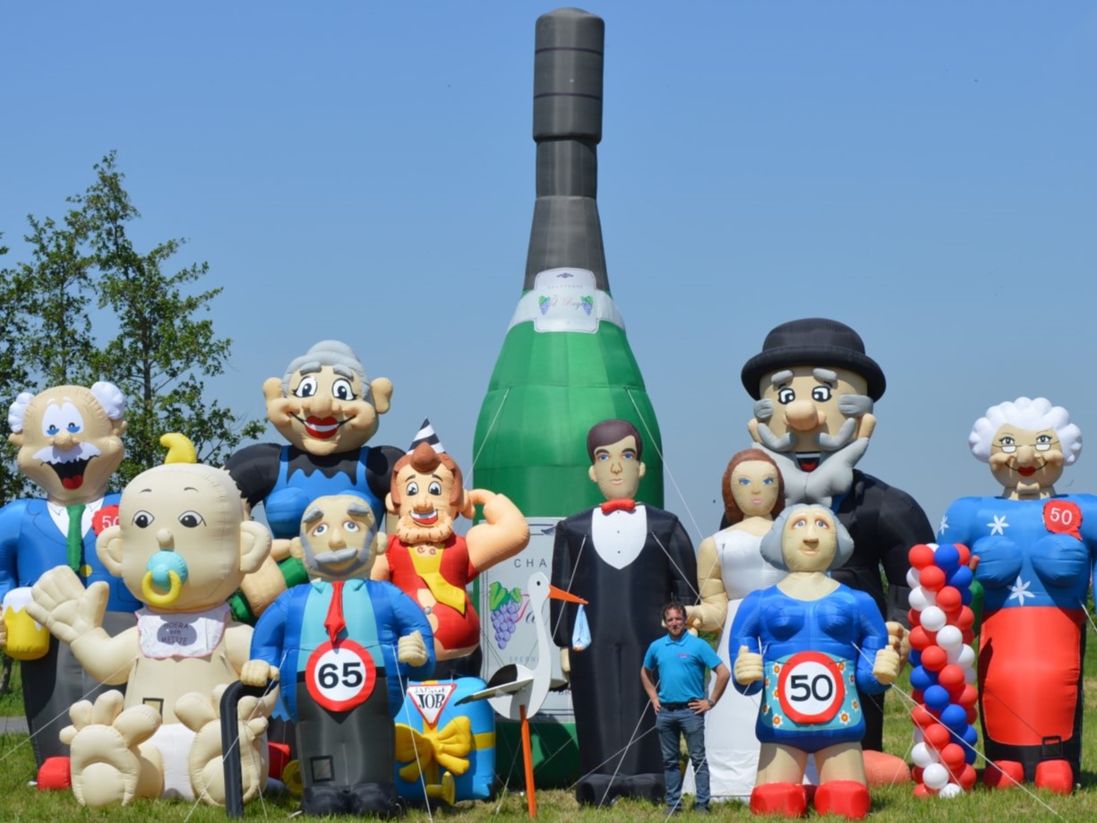 Een assortiment van grote opblaasfiguren
