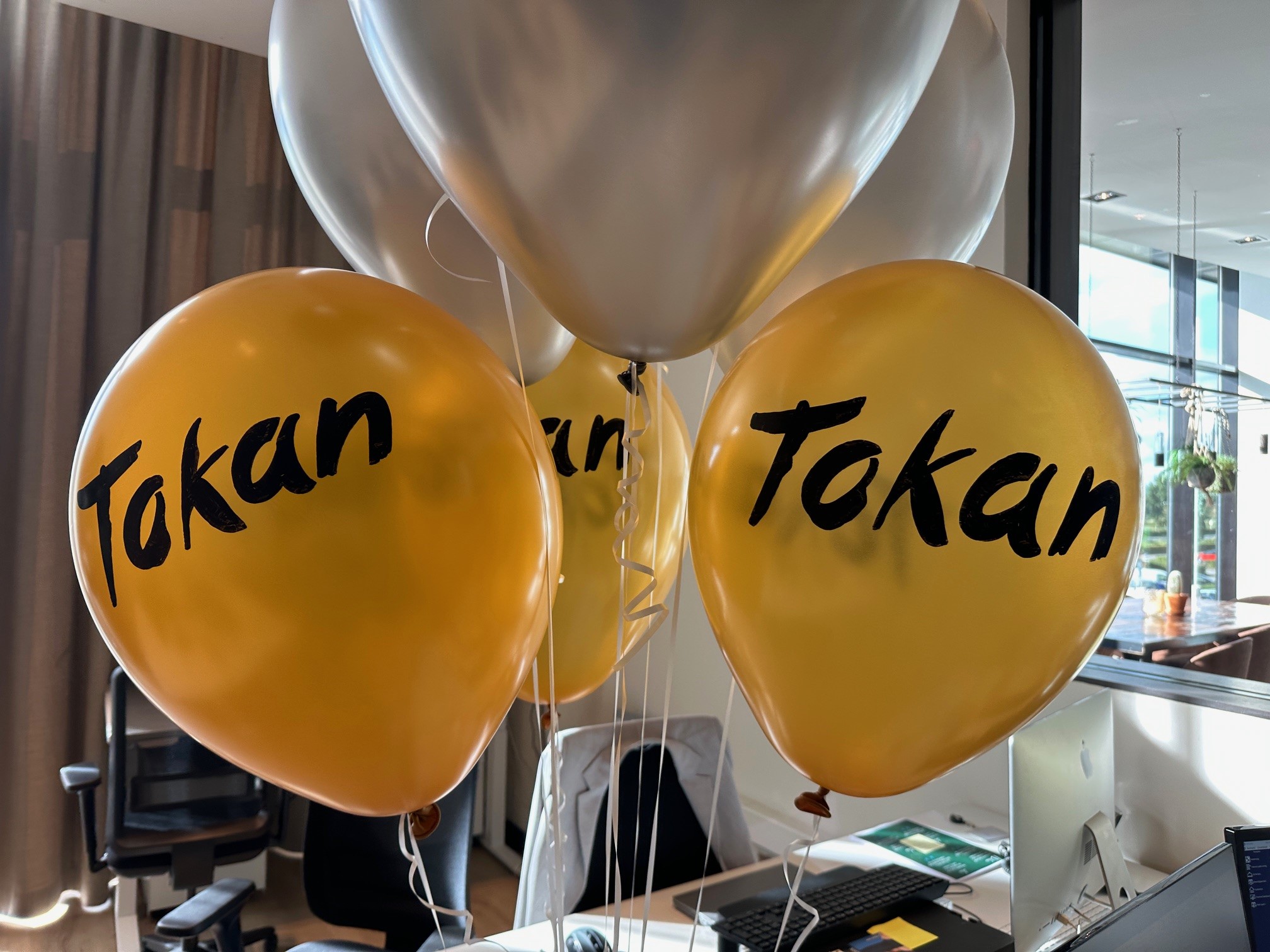 Ballonnen met logo van TOKAN restaurant voor Van der Valk Hotel Hoorn
