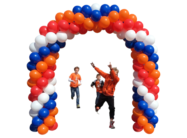 Ballonnenboog met rennende kinderen